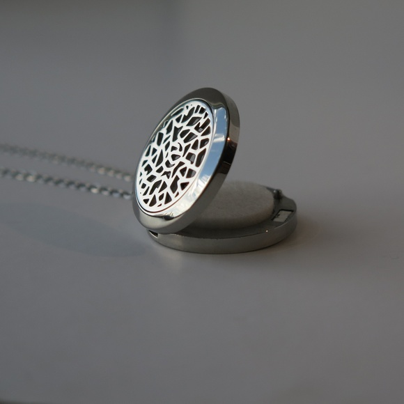 New Aromatherapy Diffusing Locket💜 3 for$35💜 - Picture 4 of 4